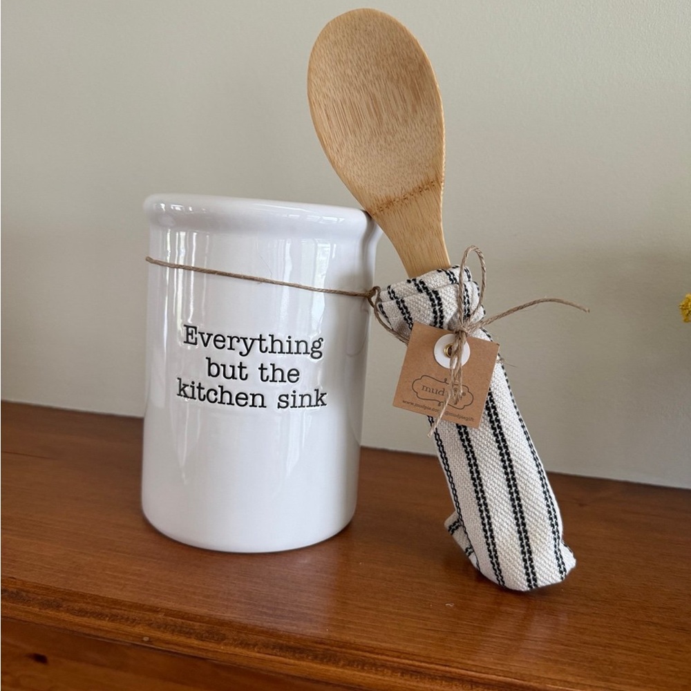 MUDPIE “EVERYTHING BUT THE KITCHEN SINK” TOOL HOLDER / TOWEL SET